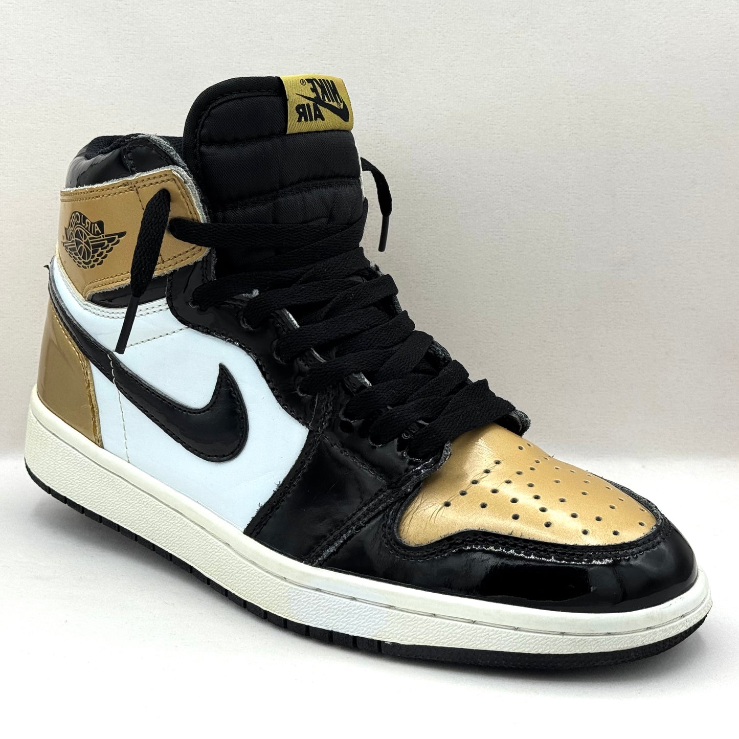 Nike Air Jordan 1 Retro High "Gold Toe"