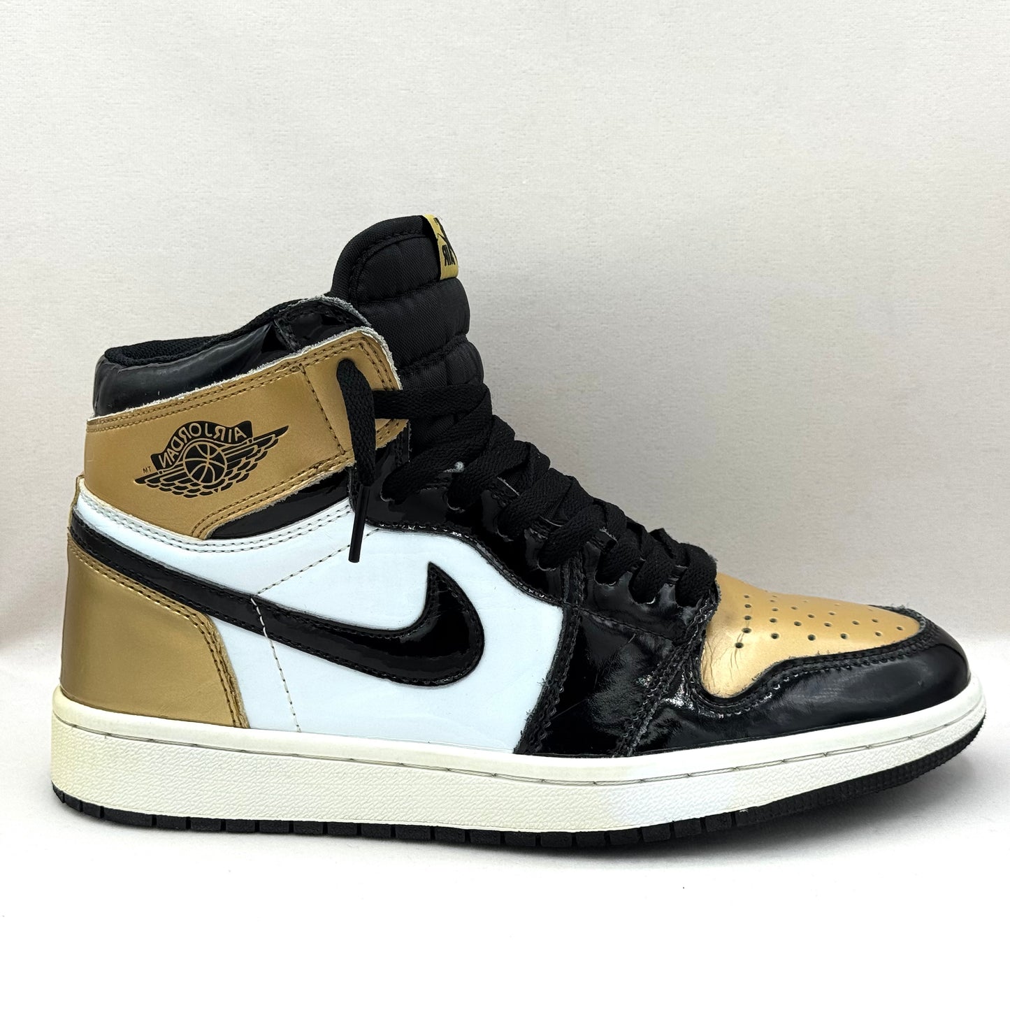 Nike Air Jordan 1 Retro High "Gold Toe"